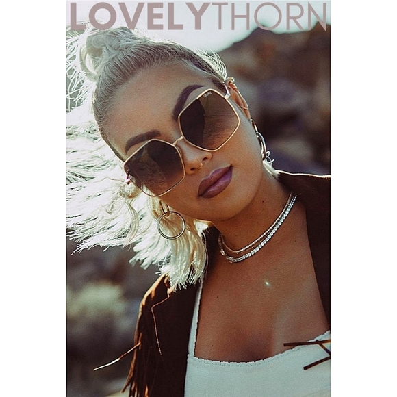 QUAY // ltd ed retro-chic oversized gold frame fade sunglasses - Picture 2 of 14